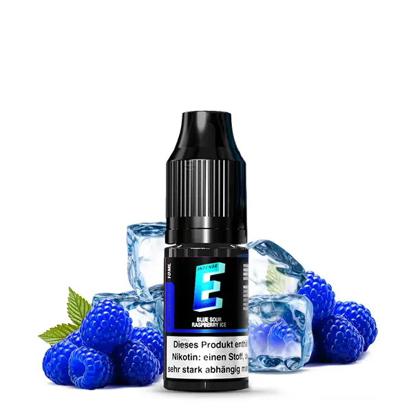 E-Intense Blueberry Sour Raspberry Ice 10ml Nikotinsalz-Liquid, Flasche freigestellt vor Blaubeeren und Eiswürfeln
