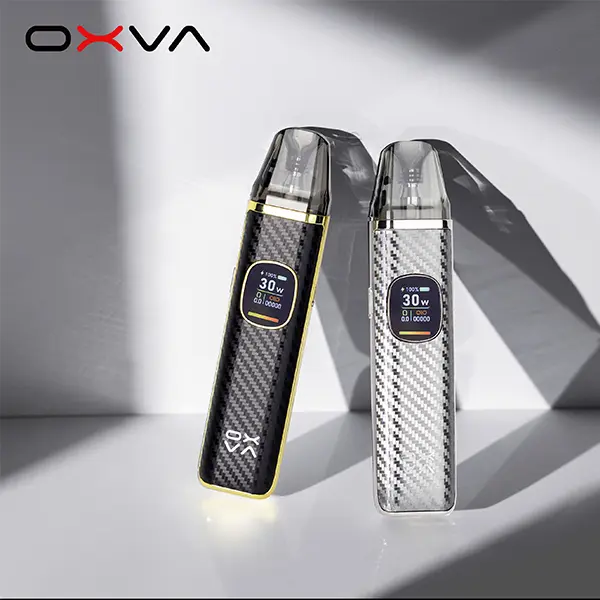 Oxva Xlim Pro 2 Kit in Schwarz und Silber mit Carbon-Optik und OLED-Display, zwei Geräte nebeneinander