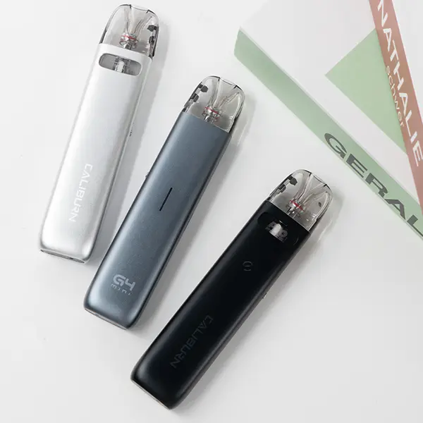 Uwell Caliburn G4 Mini Pod Kit in drei Varianten – Weiß, Dunkelgrau und Schwarz, aufrecht stehend nebeneinander
