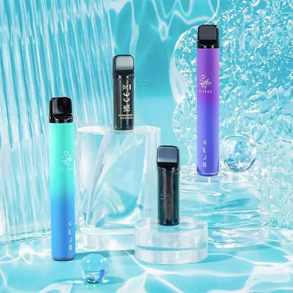Elfbar Elfa CP Basisgerät in Blau und Lila, drei Geräte auf Wasserhintergrund, Lifestyle-Aufnahme