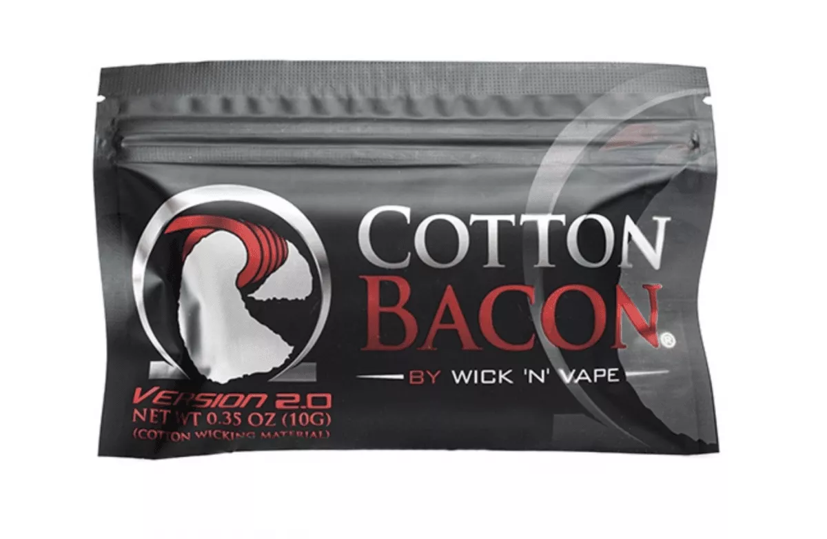 Cotton Bacon V2.0 von Wick'n'Vape – schwarze Verpackungstüte mit rotem Markenlogo