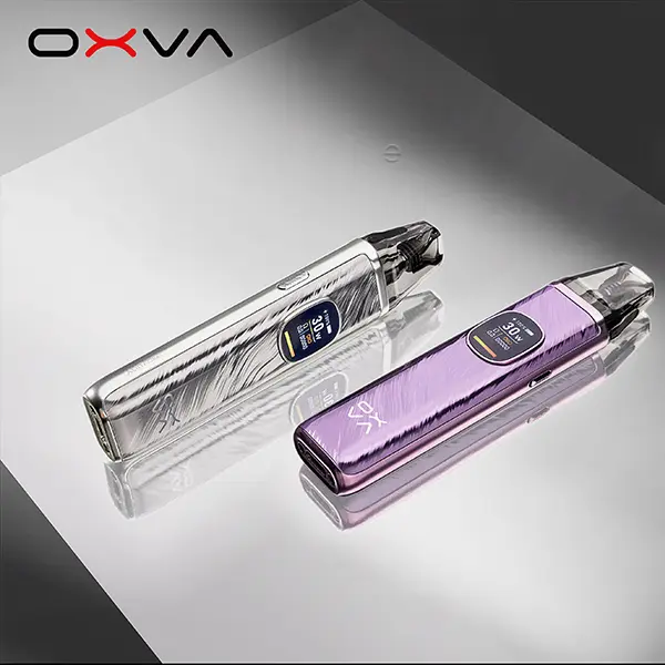Oxva Xlim Pro 2 Kit in Silber und Lila mit gemustertem Design und OLED-Display, zwei Geräte nebeneinander