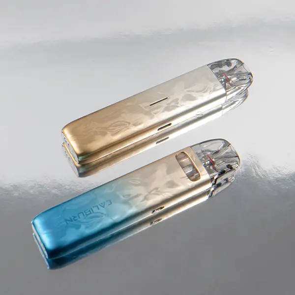 Uwell Caliburn G4 Mini Pod Kit liegend in zwei Varianten – Gold-Silber und Blau-Türkis-Farbverlauf, Seitenansicht