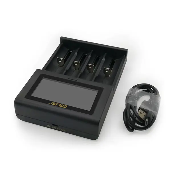 Golisi i4 Ladegerät von oben, schwarzes 4-Schacht-Gerät mit LCD-Display und USB-Kabel